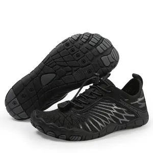 Scarpe acquatiche nere per bambini con mesh traspirante e suola in gomma antiscivolo
