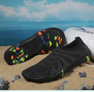 Détail d'une chaussure aquatique à séchage rapide avec semelle en caoutchouc antidérapante