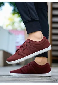Vue latérale dynamique de baskets bordeaux en maille avec semelles blanches flexibles