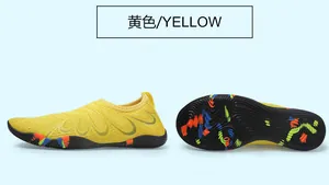 Détail de chaussures aquatiques jaunes à séchage rapide avec semelle en caoutchouc antidérapante