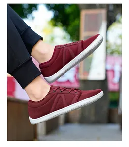 Vue détaillée des chaussures de sport bordeaux à bout large avec maille respirante