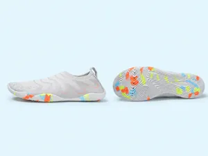 Détail latéral et semelle des chaussures d'eau gris clair avec semelle camo colorée en caoutchouc