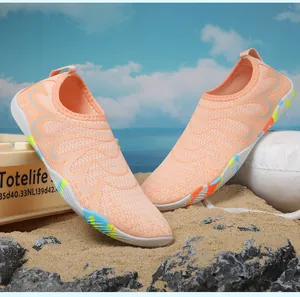 Détail des chaussures de randonnée aquatique corail avec maille respirante et semelle gomme
