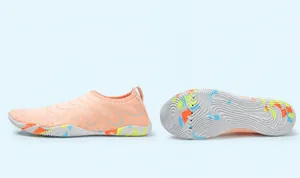Vue détaillée des chaussures aquatiques abricot avec mesh texturé et semelle antidérapante