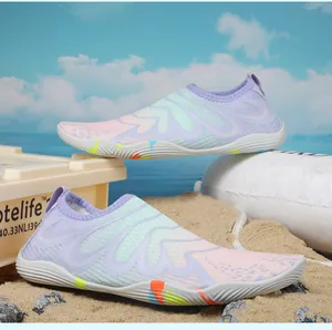 Gros plan sur la tige en mesh respirant et la semelle en caoutchouc des chaussures d'eau