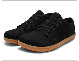 Détail de chaussure minimaliste à bout large avec mesh noir et semelle en caoutchouc