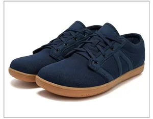 Détail de la maille respirante et semelle en caoutchouc durable sur baskets larges