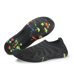 Schwarze schnelltrocknende Wasserschuhe mit rutschfester Gummisohle für Strand und Outdoor