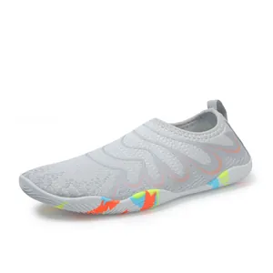 Atmungsaktive graue Wasserschuhe mit Graffiti-Sohle und orangen Wellendetails für Damen