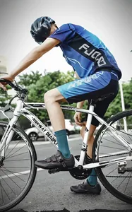 Action-Shot professioneller schwarzer Radschuhe mit einem weißen Rennrad kombiniert