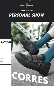 Detail von schwarzen Fahrradschuhen mit Drehverschluss und Klettverschluss-System