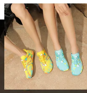 Vue détaillée de chaussures d'eau à séchage rapide avec cordon sur une plage de sable