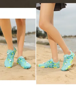 Détail de chaussures aquatiques à séchage rapide avec maille respirante et semelle en caoutchouc