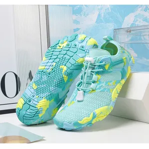Détail de chaussures de wading vert menthe avec semelle antidérapante et lacets rapides