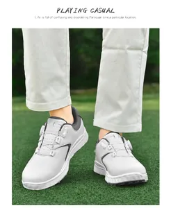 Dettaglio scarpe da golf bianche con sistema di allacciatura a manopola rotante su erba