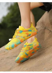 Détail de chaussures aquatiques à séchage rapide avec maille jaune et semelle camouflage