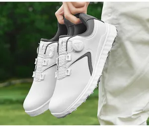 Dettaglio scarpe da golf bianche con fibbia rotante BOA e suola antiscivolo con tacchetti