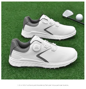 Dettaglio scarpa da golf professionale con sistema di chiusura a manopola su erba