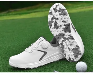 Dettaglio scarpe da golf con sistema di lacci a rotella e suola antiscivolo su erba