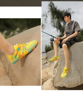 Détail de chaussure aquatique jaune à séchage rapide avec semelle antidérapante sur rocher