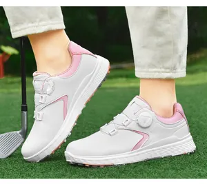 Dettaglio di scarpe da golf bianche e rosa con sistema di chiusura a rotella BOA