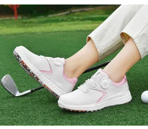 Dettaglio scarpe da golf da donna con sistema di allacciatura rotante su erba verde