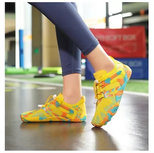 Détail de chaussures pieds nus à séchage rapide avec lacets et semelle antidérapante
