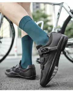 Details von profi schwarzen Rennradschuhen mit atmungsaktivem Mesh und Mikrofaser-Obermaterial