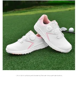 Dettaglio scarpa da golf con accenti rosa e sistema di chiusura a rotella sul prato