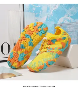 Détail de chaussures aquatiques camouflage jaune avec semelle cinq orteils antidérapante