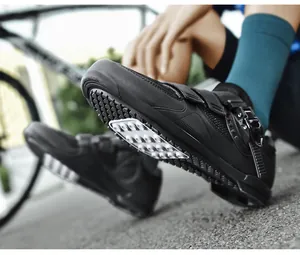 Nahaufnahme der rutschfesten Radschuhsohle mit Drehverschluss und Mesh-Gewebe