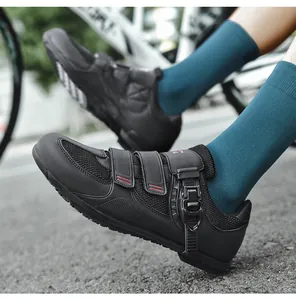 Details zum Radschuh mit Drei-Punkt-Verschluss inklusive Klettverschluss und Ratschenschnalle