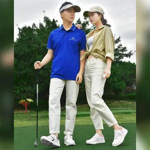 Scarpe da golf bianche leggere per coppie su un campo da golf per sport all'aperto