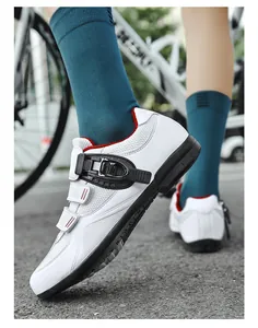 Weiße Rennradschuhe mit Klettverschluss und mechanischer Schnalle in der Detailansicht