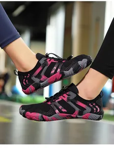 Détails du système de laçage rapide et de la maille respirante sur chaussures pieds nus