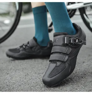 Detail eines Fahrradschuhs mit atmungsaktivem Mesh, Kunstleder und Drehverschluss-System
