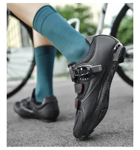 Details von Profi-Radsportschuhen in Schwarz mit Drehverschluss und blauen Socken
