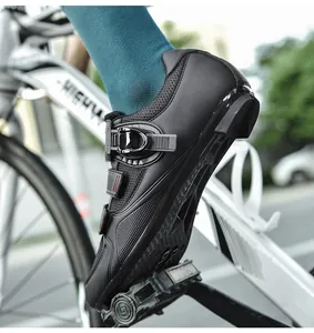 Details von Profi-Radsportschuhen mit Ratschenverschluss und atmungsaktivem Mesh-Gewebe