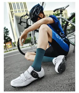 Nahaufnahme weißer Radschuhe mit Drehverschluss und atmungsaktiver Mesh-Oberfläche