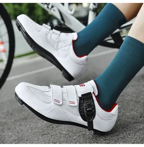 Außenaufnahme weißer Radschuhe mit Klettverschluss und steifen Rennradsohlen