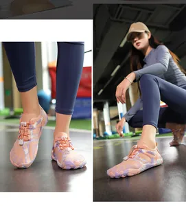 Gros plan de chaussures d'eau camouflage orange avec maille et laçage rapide
