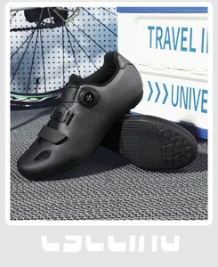 Close-up van wielerschoenen met ademend mesh bovenwerk en snelsluitende draaiknop