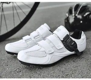 Details weißer Rennradschuhe mit Mesh-Einsätzen und verstellbarem Schnallenverschluss