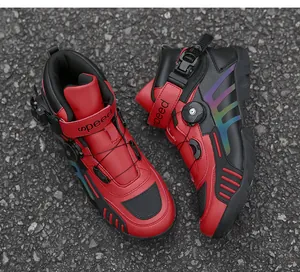 Detailansicht der rot-schwarzen Motorradstiefel mit Drehverschluss und Reflektoren