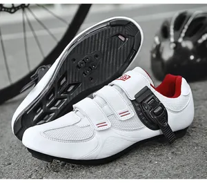 Detailansicht der Profi-Fahrradschuhe mit atmungsaktivem Mesh und Ratschenverschluss