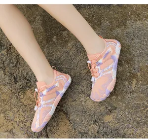 Chaussures d'eau avec mesh respirant, lacets élastiques et semelles antidérapantes sur roche