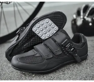 Details professioneller schwarzer Radschuhe mit Klettverschluss und Präzisionsschnallen