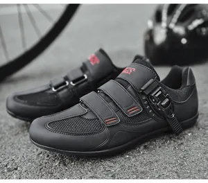 Details von schwarzen Profi-Radschuhen mit atmungsaktivem Mesh und Ratschenverschluss
