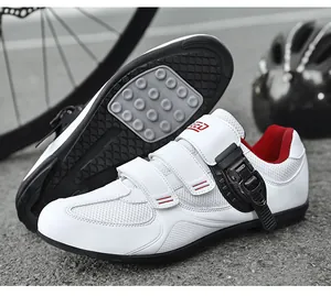 Details von weißem Rennradschuh mit Drehverschluss und rotem atmungsaktivem Mesh-Futter