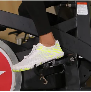 Detalle de zapato de agua transpirable en un pedal de bicicleta para sesiones de fitness